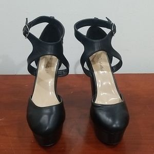 Breckelle's black grace size 8 platform heels
